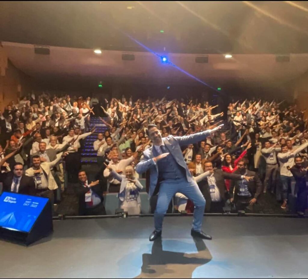 Μιά εικόνα 1 δισ λέξεις. Στο Σάο Πάολο της πανέμορφης Βραζιλίας βρέθηκε ο BUSINESS MAN και GLOBAL SPEAKER (καθώς και πρώην πρόεδρος του ΠΣΑΣ)κύριος Παναγιώτης Λελεδάκης προκειμένου να συνεπάρει  τα πλήθη με την ομιλία του.